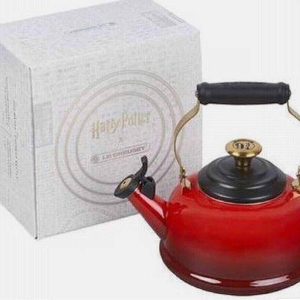 Harry Potter x Le Creuset Hogwarts Express 9 3/4 Tea Kettle - NWT/never used!